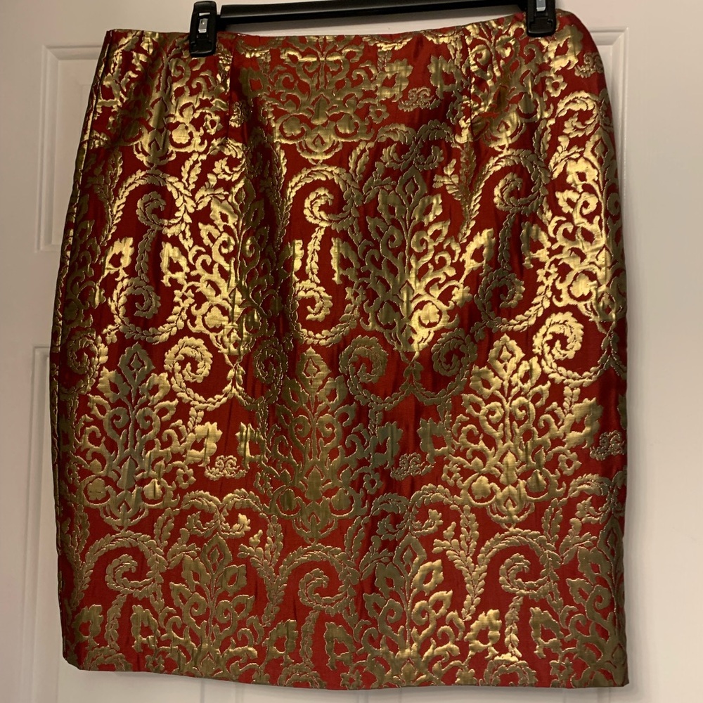 Gorgeous Red and Gold Brocade skirt. Hidden zipper back fully lined Size 16